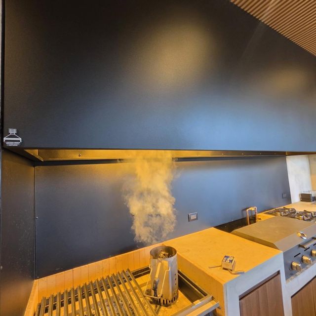 Prueba de humo: la campana extrae el humo de un tarro humeante sobre la parrilla