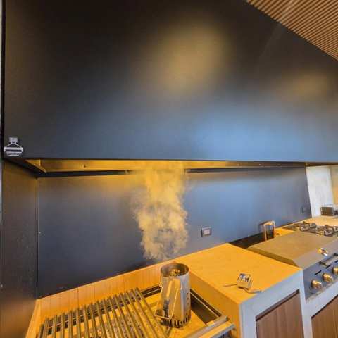 Prueba de humo: la campana extrae el humo de un tarro humeante sobre la parrilla