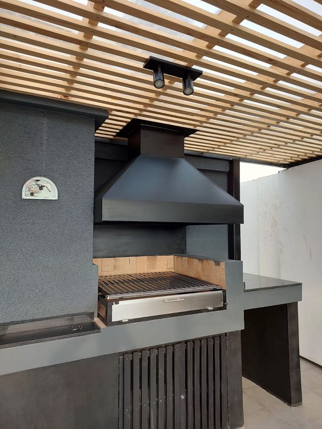 Campana básica bajo pérgola de madera, sobre parrilla de acero