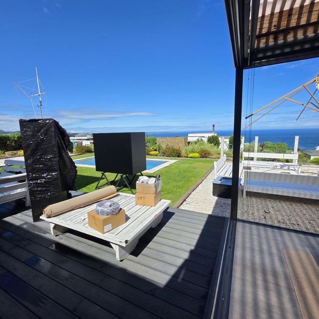 Campana recién llegada a la terraza con vista al mar, antes de su instalación