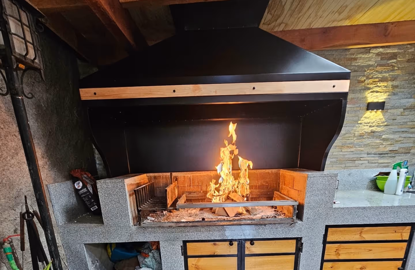 Imagen de campana premium con detalles de adorno y encaje de madera
