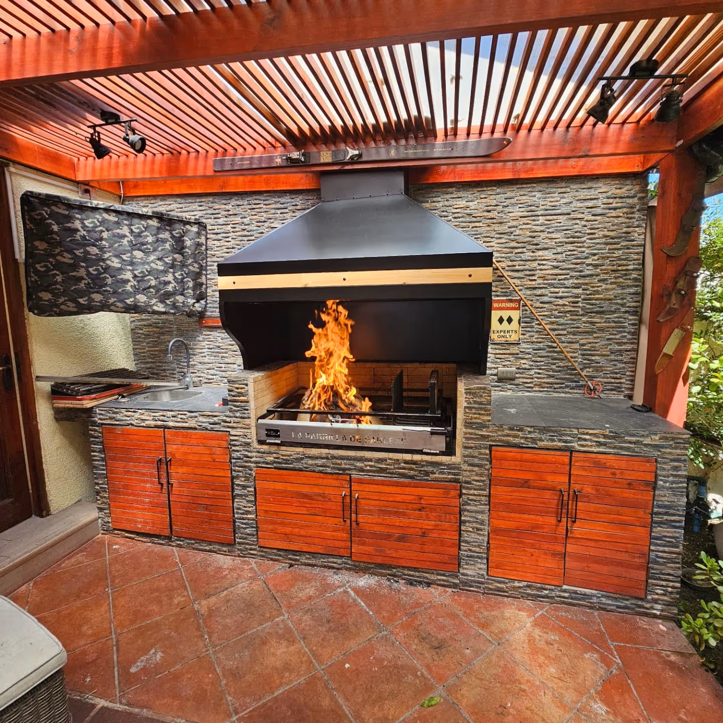 Imagen de campana premium con detalles de adorno y encaje de madera