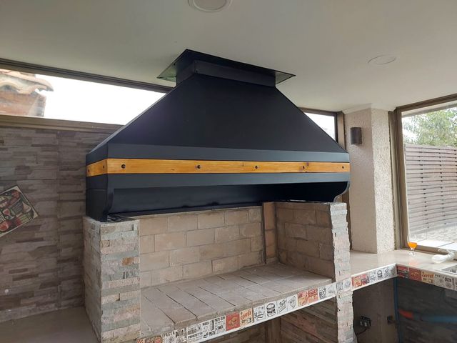 Detalle de la franja de madera en una campana negra