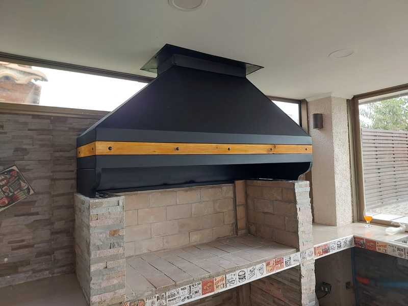 Detalle de la franja de madera en una campana negra