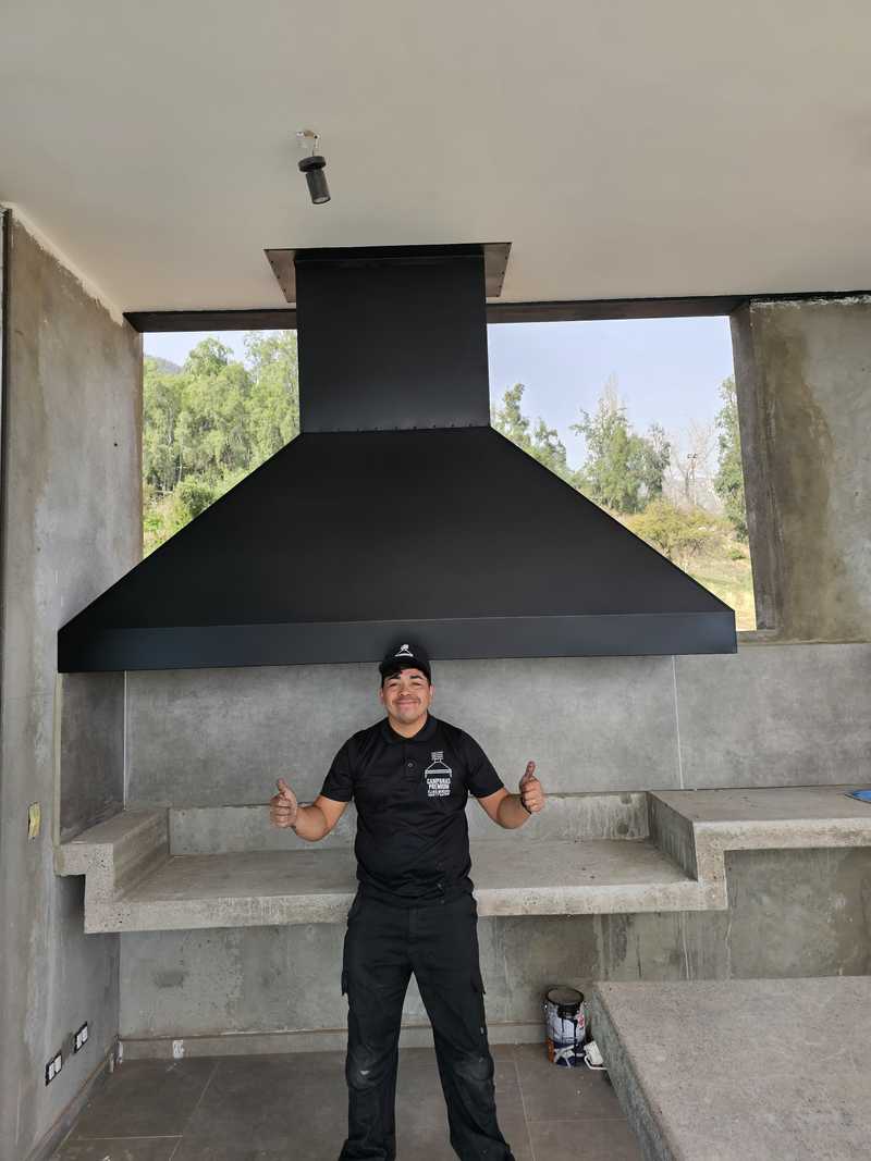 Instalador junto a una campana básica recién montada
