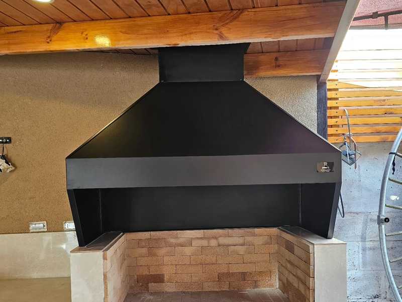 Campana básica sobre fogón de ladrillo, vista frontal