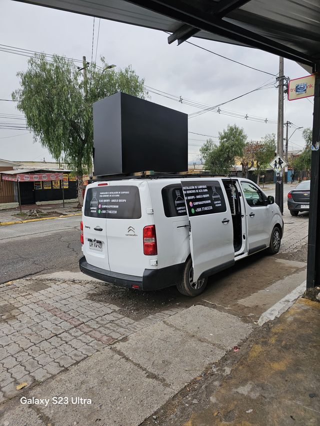 Camioneta de Campanas Premium transportando una campana en el techo