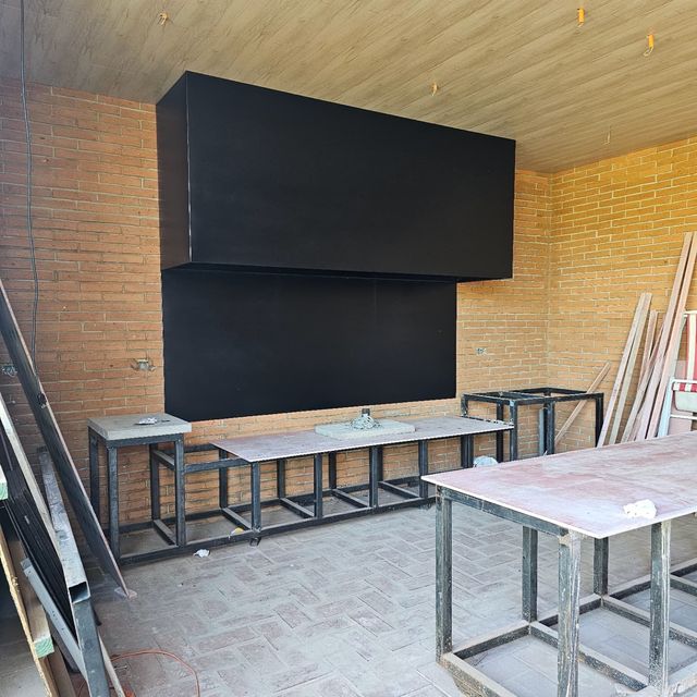 Campana mediterránea rectangular montada sobre estructura en el taller