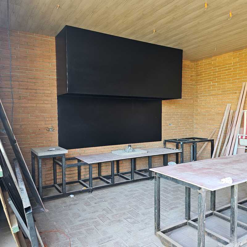 Campana mediterránea rectangular montada sobre estructura en el taller