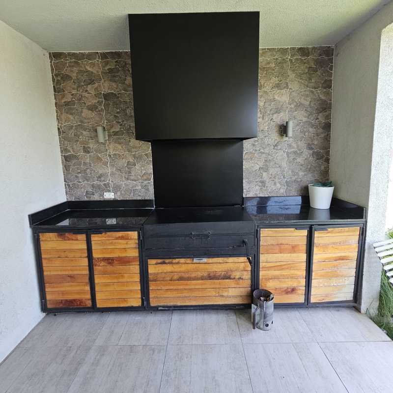 Campana mediterránea rectangular sobre mesón con puertas de madera