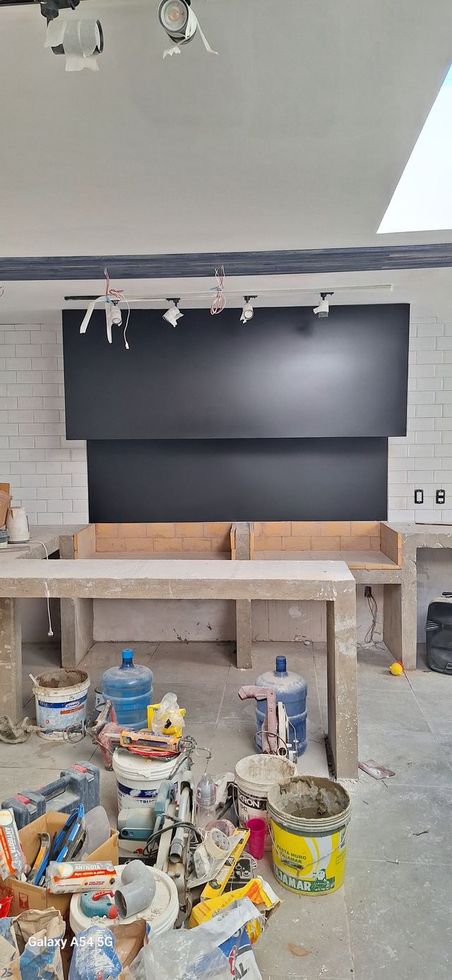 Campana rectangular negra recién instalada sobre base de hormigón