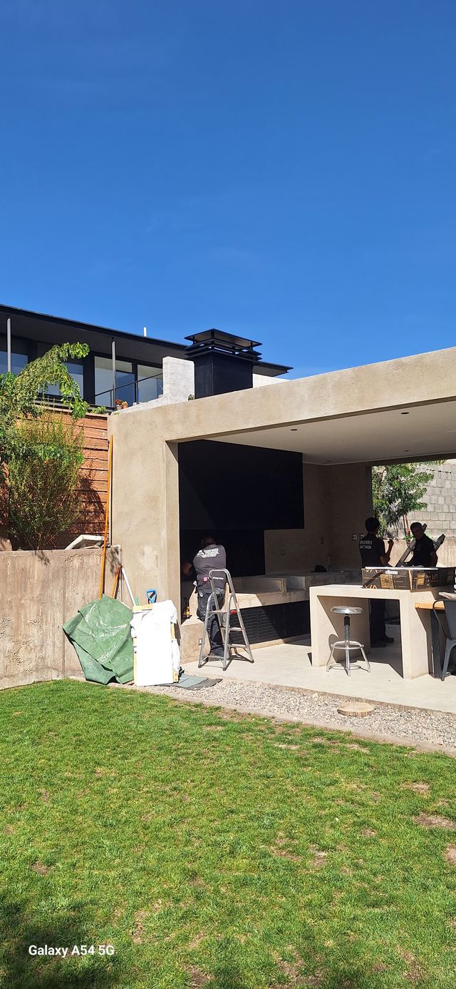 Quincho exterior en construcción, con el equipo trabajando