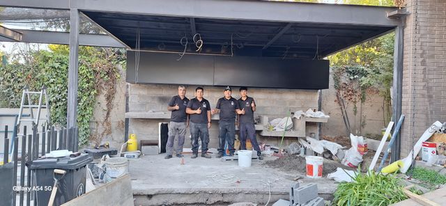 Equipo de cuatro instaladores en una obra