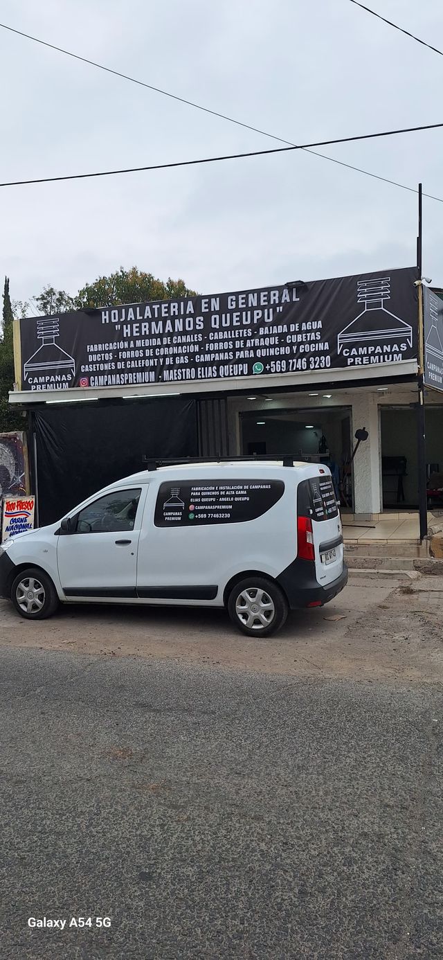 Camioneta de la empresa frente al taller