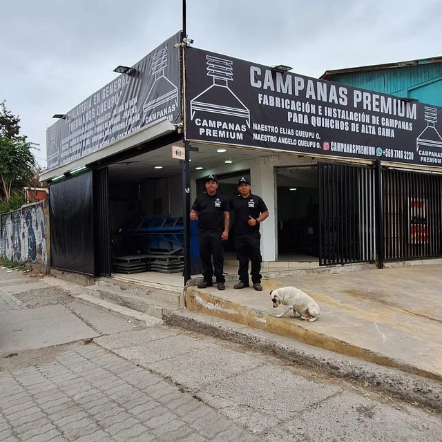 Dos integrantes del equipo frente al taller