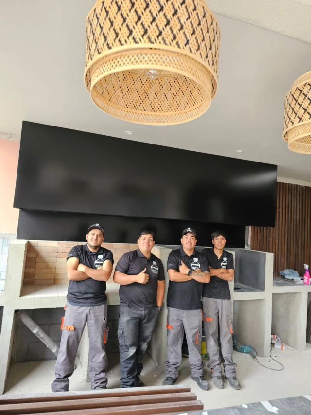 Equipo de instalación bajo una campana negra, con lámpara de fibra en primer plano