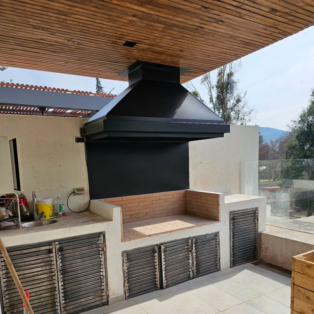 Campana con cinturón bajo techo de madera, sobre mesón blanco