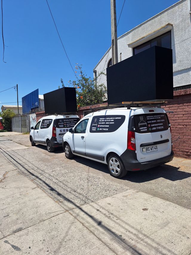 Camionetas de la empresa con campanas sobre el techo, listas para instalar