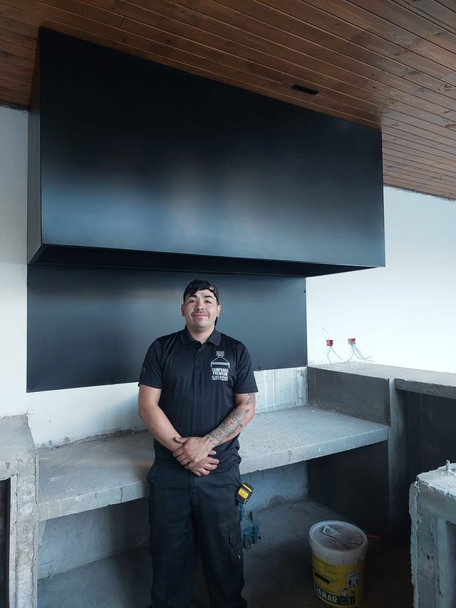 Instalador frente a una campana rectangular de gran formato