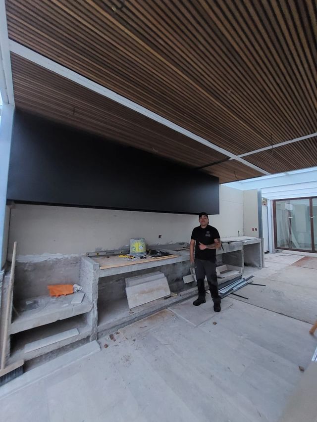 Campana rectangular de gran formato bajo techo de listones, con instalador