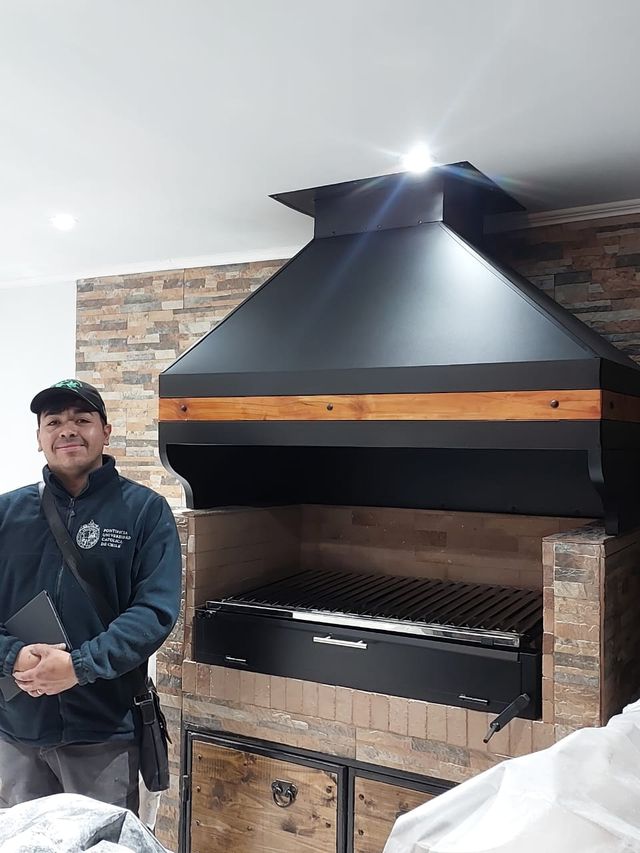 Campana piramidal con franja de madera sobre parrilla de ladrillo