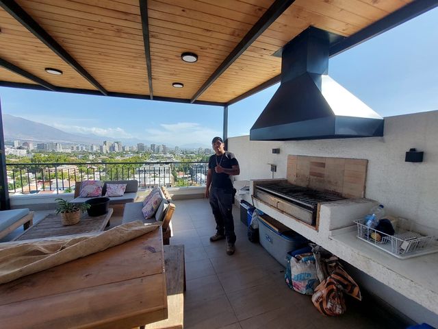 Campana piramidal en una terraza con vista a la ciudad