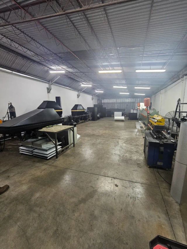 Nave del taller con campanas en fabricación