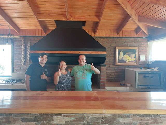 Clientes junto a su campana piramidal sobre la parrilla