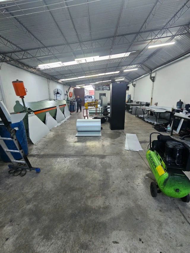 Interior del taller con piezas de zincalum en proceso