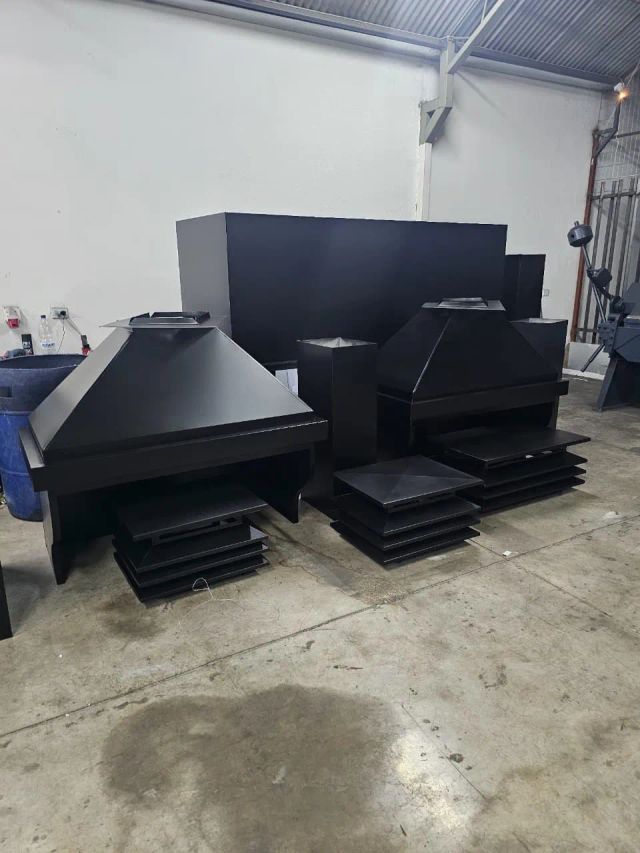 Campanas negras de distintos formatos, listas para despacho