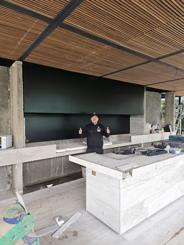 Campana rectangular sobre mesón con isla, con instalador