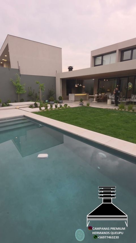 Casa moderna con piscina y jardín donde se instaló un quincho