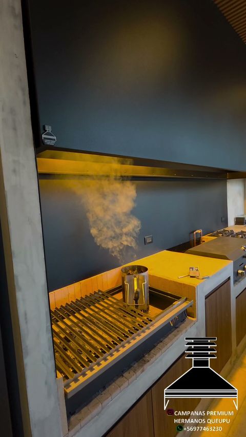 Campana extrayendo el humo de una parrilla encendida, con iluminación LED