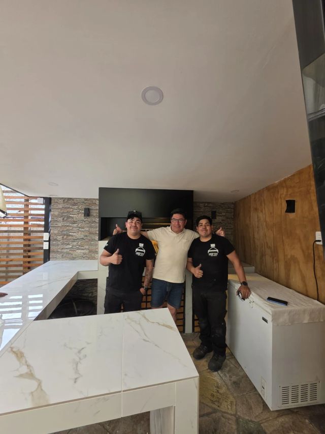 Equipo de Campanas Premium junto a un cliente