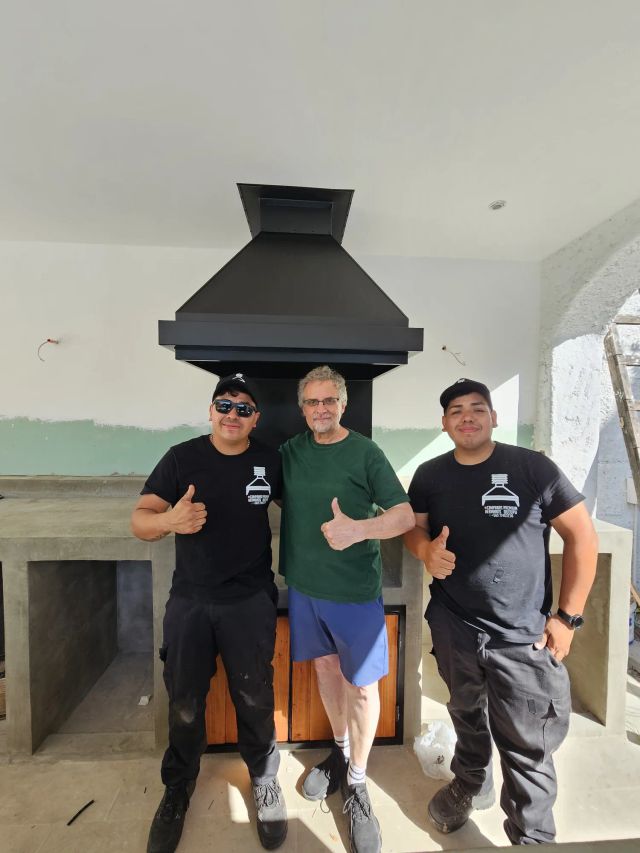 Equipo de Campanas Premium junto a un cliente