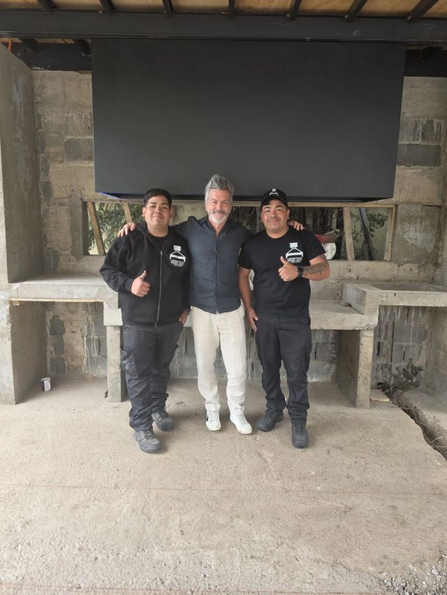 Equipo de Campanas Premium junto a un cliente