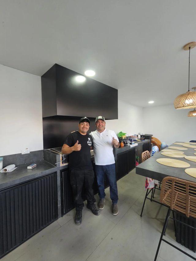 Equipo de Campanas Premium junto a un cliente