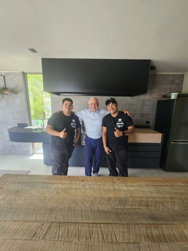 Equipo de Campanas Premium junto a un cliente