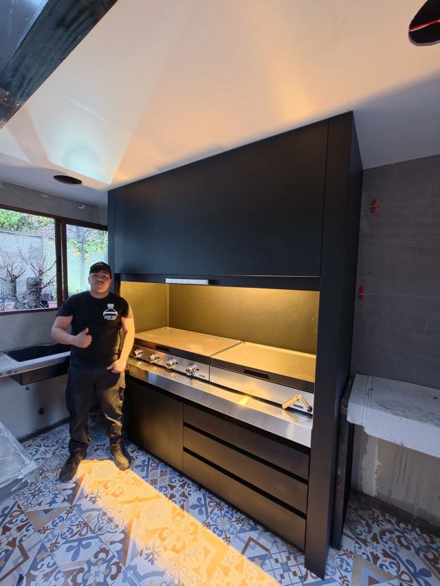 Instalador de Campanas Premium junto al quincho modular terminado