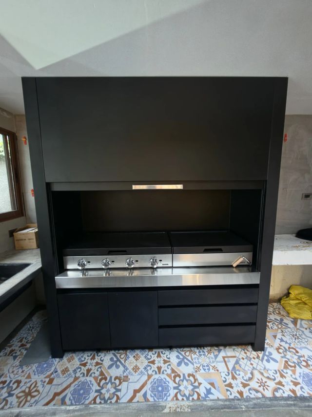 Quincho modular de frente: campana, parrillas de acero y mueble inferior con puertas