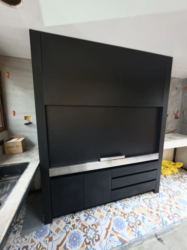 El mismo quincho modular con la puerta guillotina cerrada sobre las parrillas