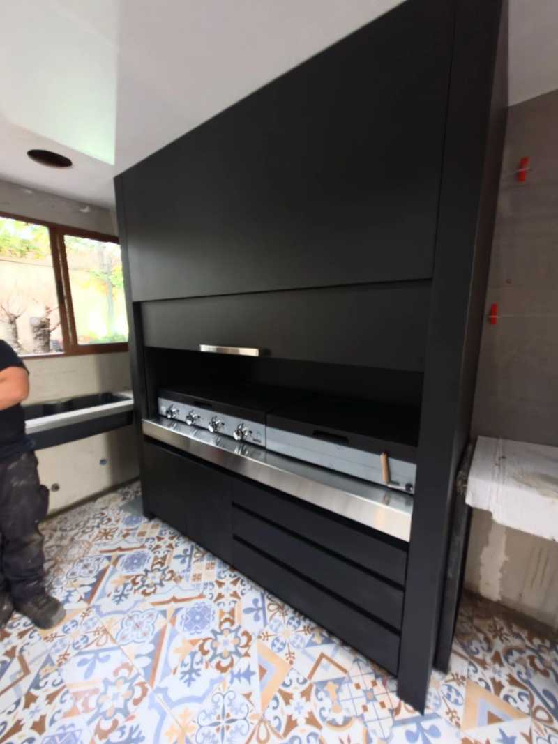 Quincho modular en ángulo, con la guillotina abierta y los cajones inferiores