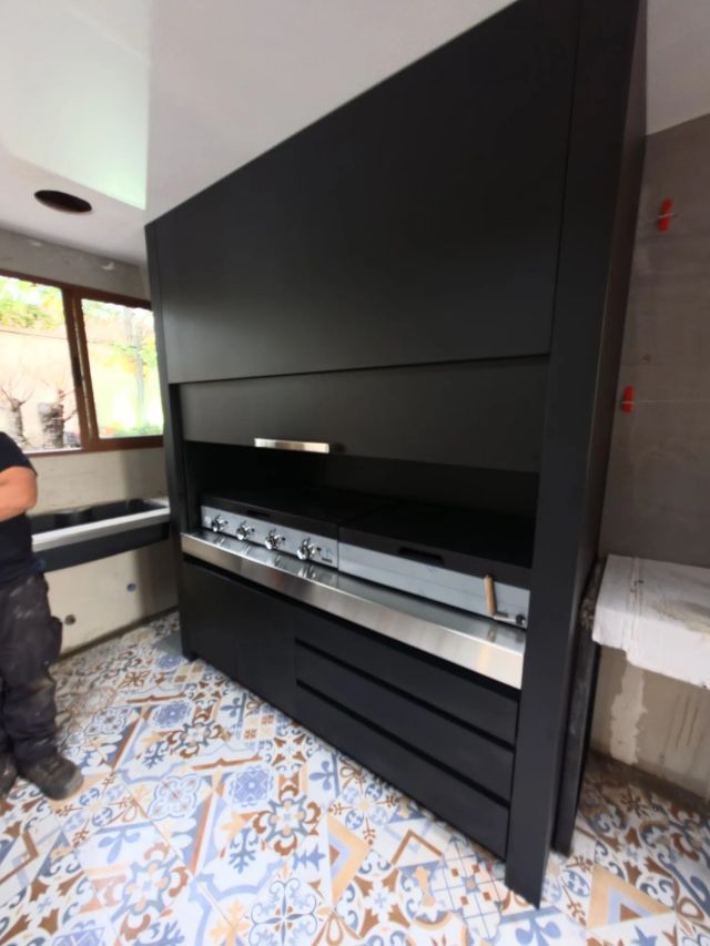 Quincho modular en ángulo, con la guillotina abierta y los cajones inferiores