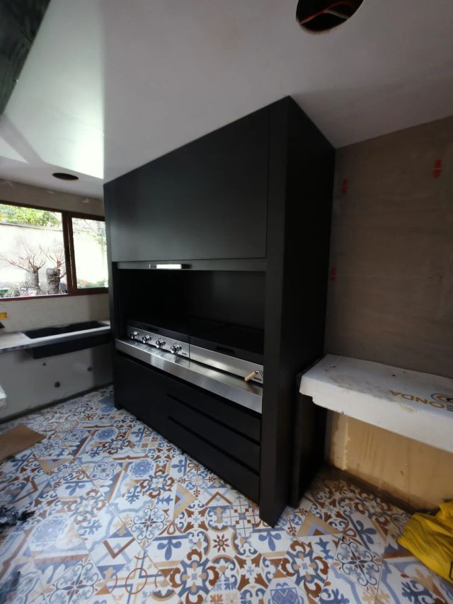 Vista lateral del quincho modular, con el mueble completo hasta el techo