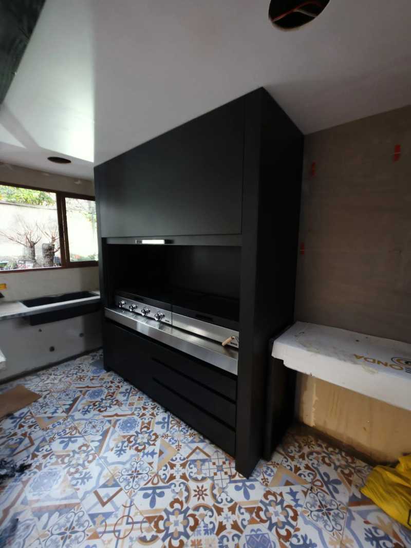 Vista lateral del quincho modular, con el mueble completo hasta el techo
