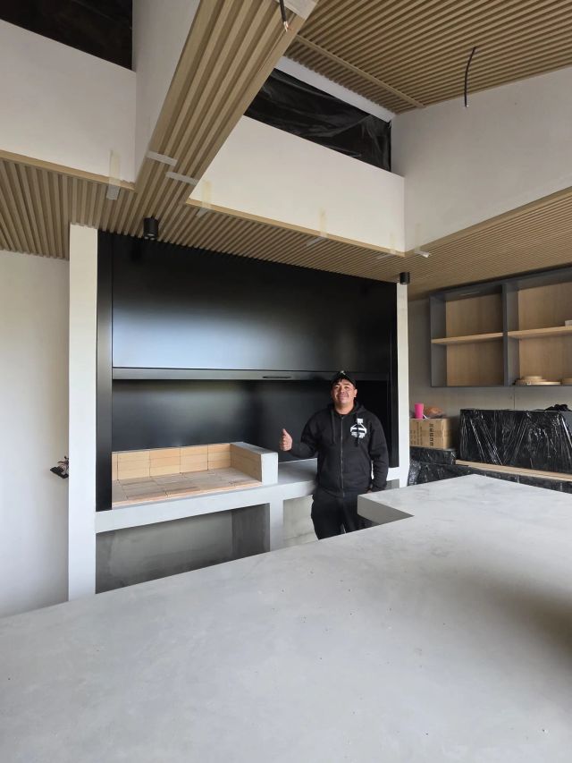 Instalador en un quincho en obra, junto al espacio de la campana