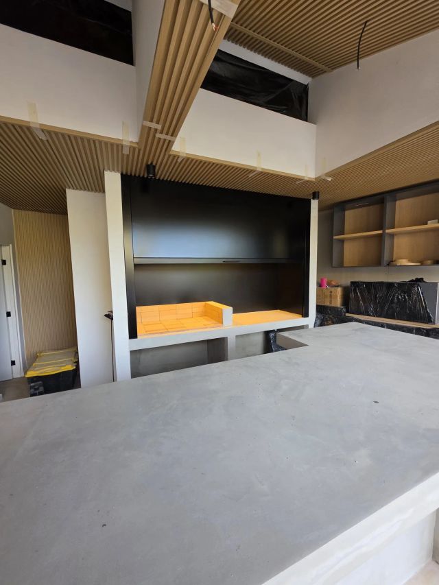 Mueble de quincho en proceso de instalación, con mesón de hormigón